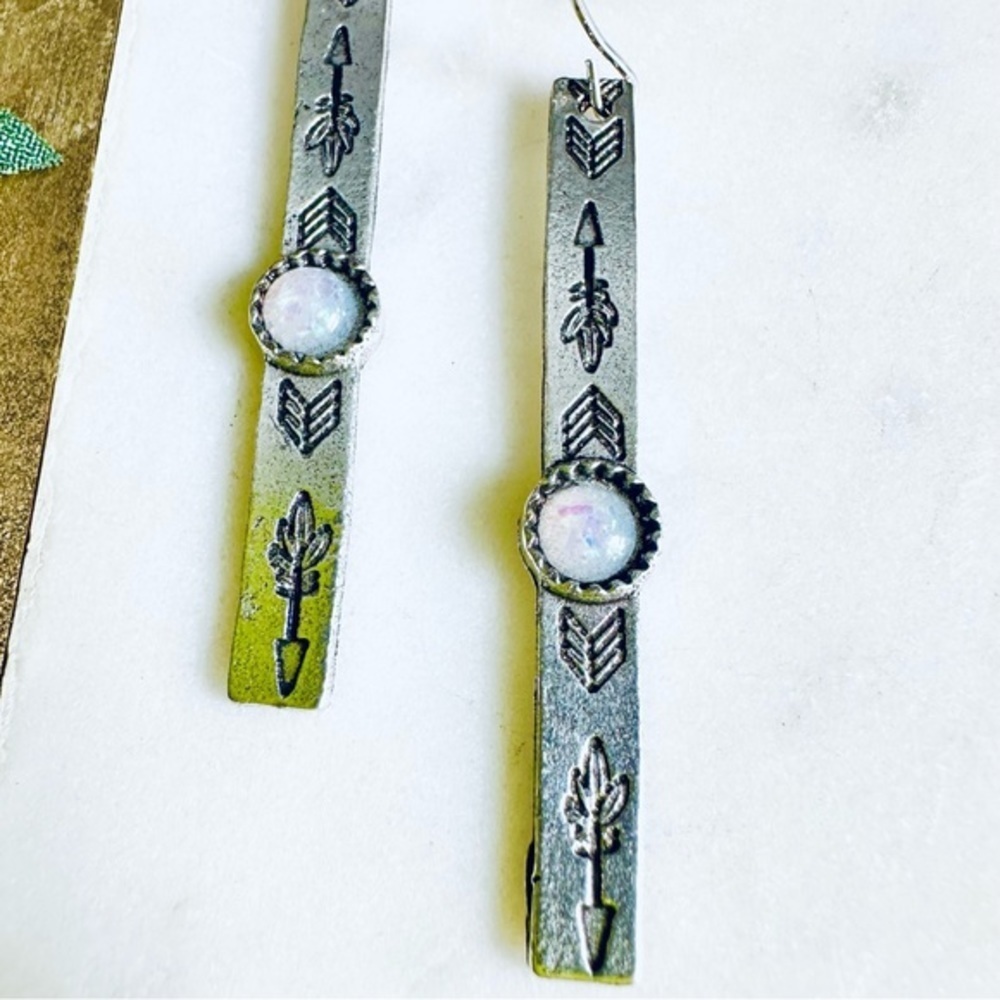 3/$22š©¶ Silver Arrow Stamped Earrings Etched Inlaid Iridescent Crystal NEW - Picture 9 of 15
